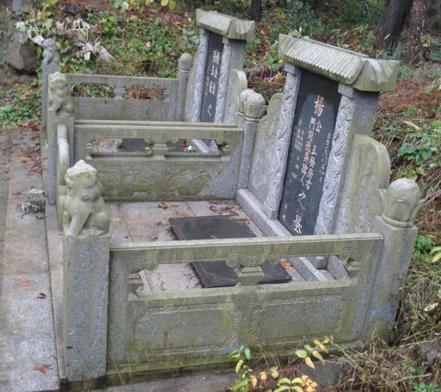 栏杆墓碑